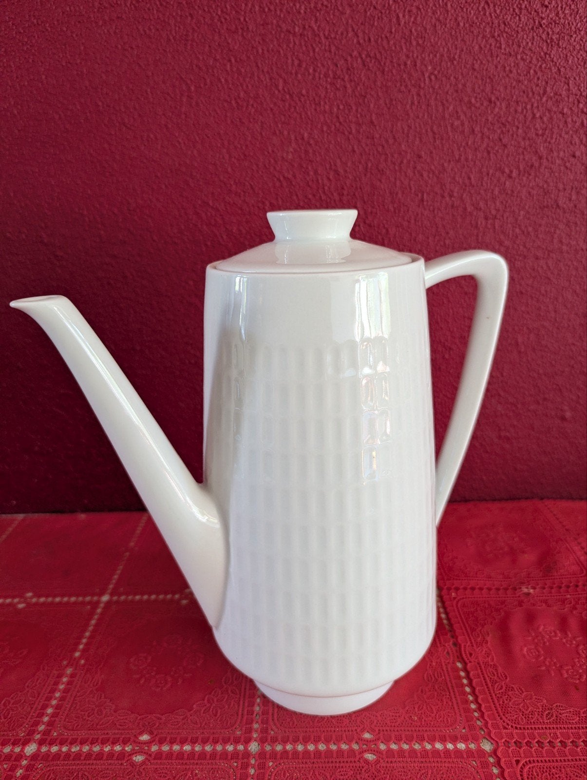 Witte porseleinen koffiepot met reliëf, Antiek en Kunst, Ophalen of Verzenden