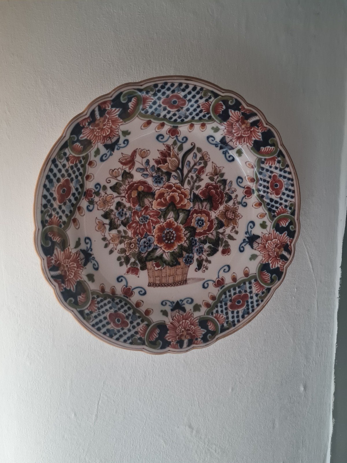 Antiek Makkum decoratief bord met bloemenmand - gemerkt, Ophalen of Verzenden