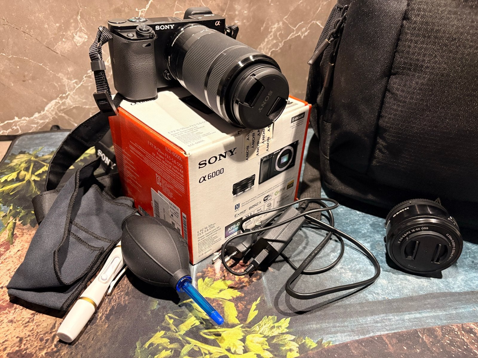 Sony Alpha A6000 Systeemcamera met 2 lenzen en tas, Ophalen, Beeldstabilisatie, Zo goed als nieuw, Accu