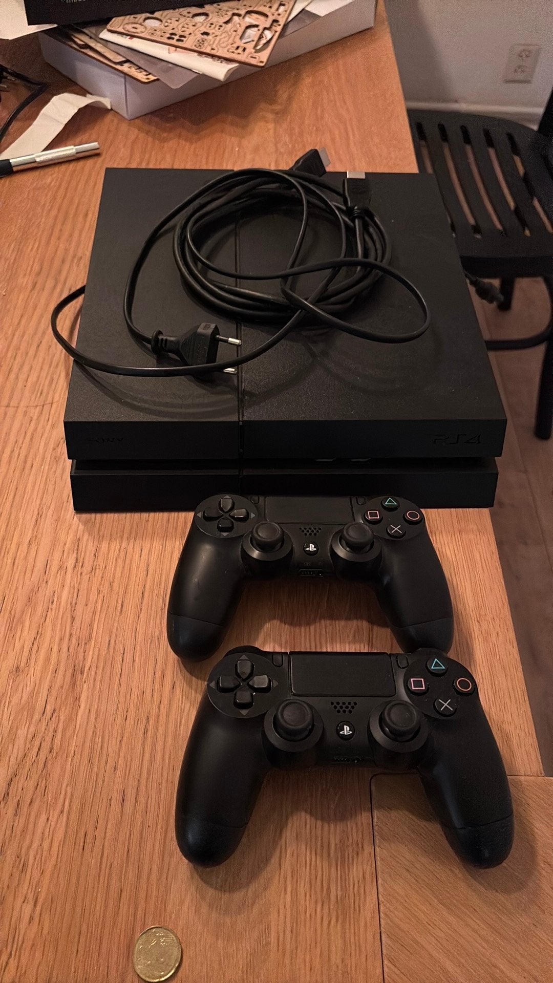 Playstation 4 met 2 controllers