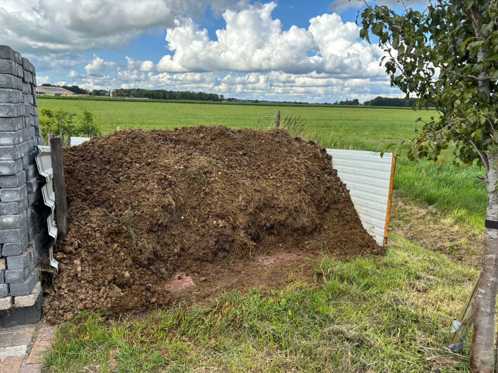 Paardemest gratis op te halen voor moestuin of compost bult, Ophalen, Compost