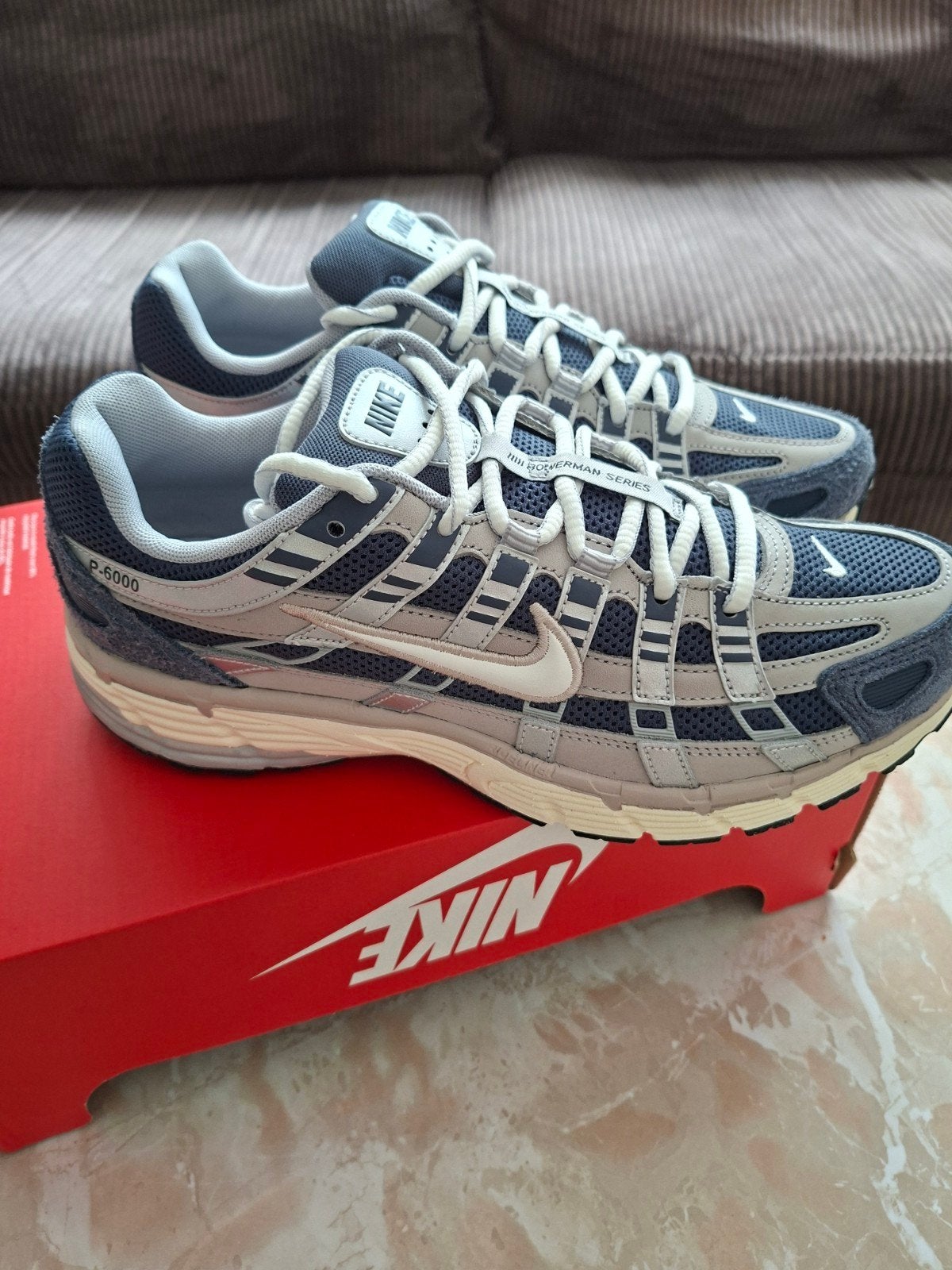 Nike P-6000 sneakers maat 42 - Nieuw (deksel ontbreekt), Kleding | Heren, Schoenen, Ophalen of Verzenden, Nieuw