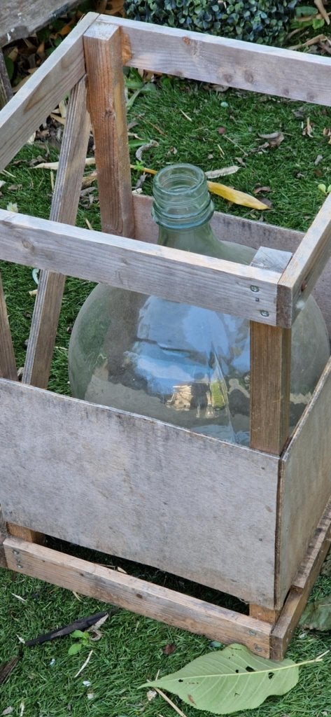 Oude glazen gistfles in houten krat (brocante), Ophalen of Verzenden