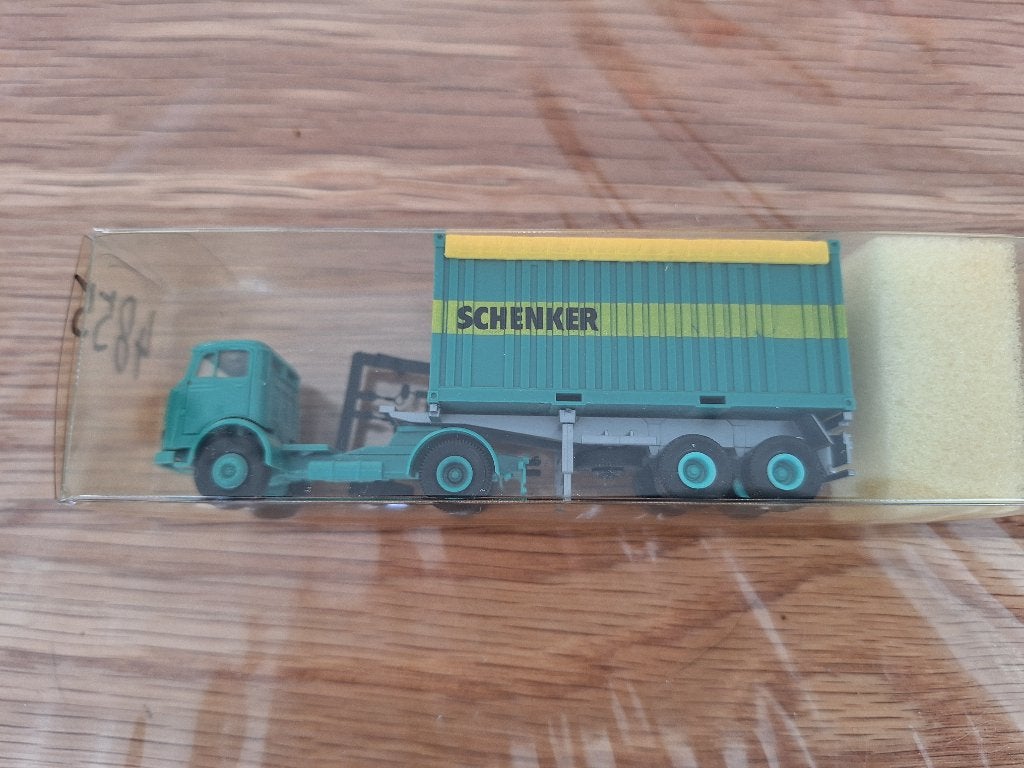 Brekina Mercedes vrachtwagen met schenker container, Hobby en Vrije tijd, Modelauto's | 1:87, Ophalen, Zo goed als nieuw, Bus of Vrachtwagen