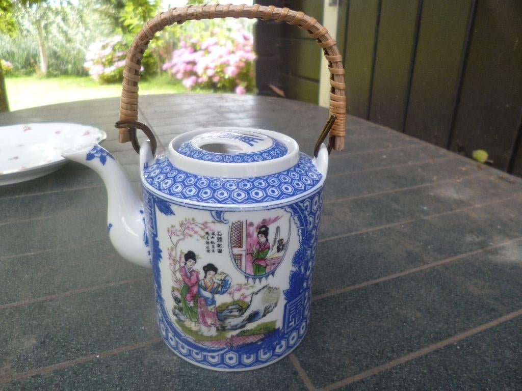 Chinees Theepotje met blauw decor met geisha's, Antiek en Kunst, Antiek | Servies los, Ophalen of Verzenden