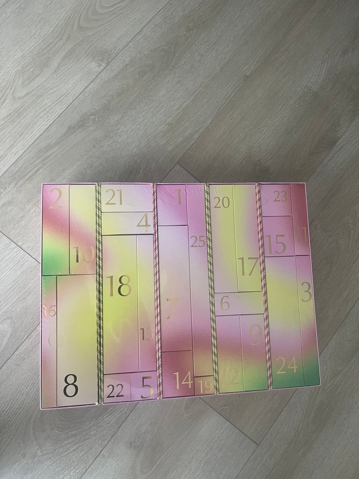 Bijenkorf Adventskalender 2026, geseald, Ophalen, Zo goed als nieuw, Zwart, Gehele gezicht