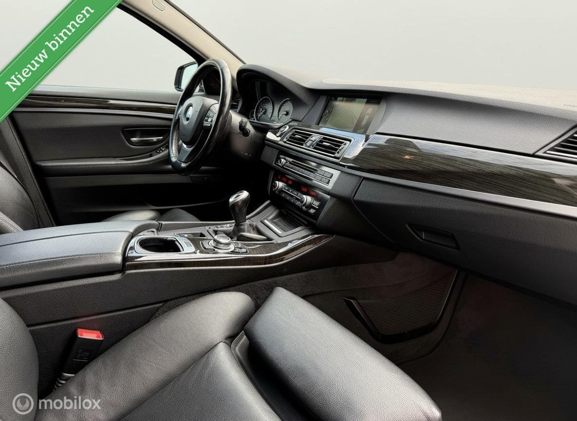 BMW 5-serie Touring 520i High Executive Xenon HUD 360 Camera, Auto's, Euro 5, Achterwielaandrijving, Gebruikt, Zwart