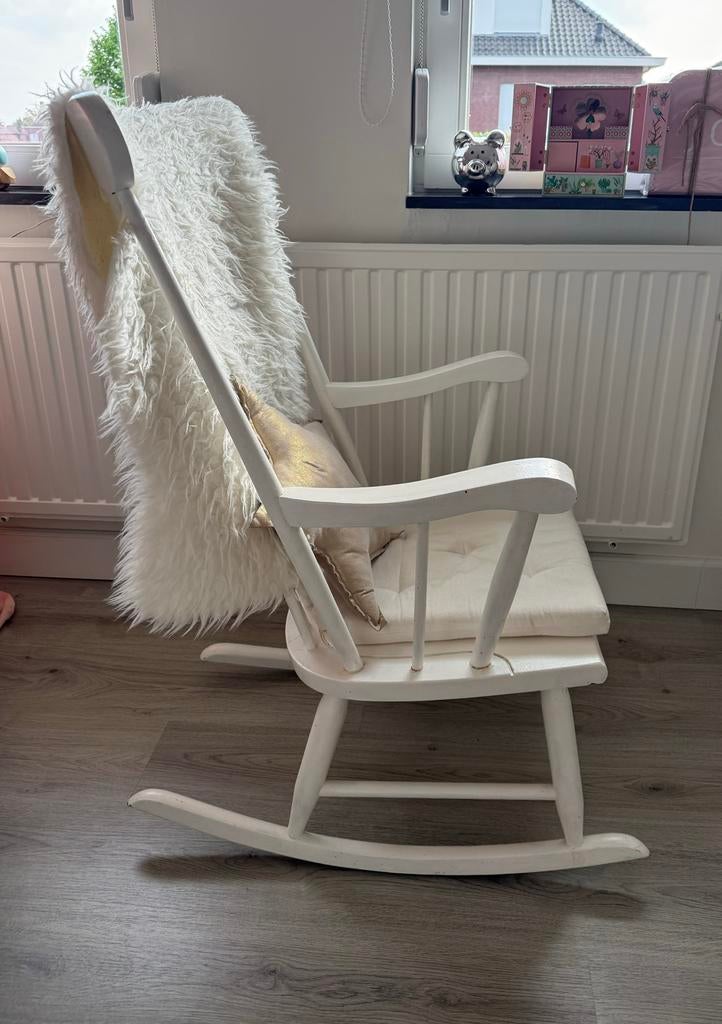 Witte schommelstoel met kussen, Kinderen en Baby's, Kinderkamer | Tafels en Stoelen, Ophalen, Gebruikt, Stoel(en)