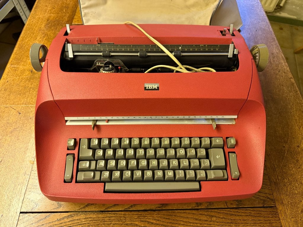 Oude typemachine IBM rood, Ophalen, Gebruikt