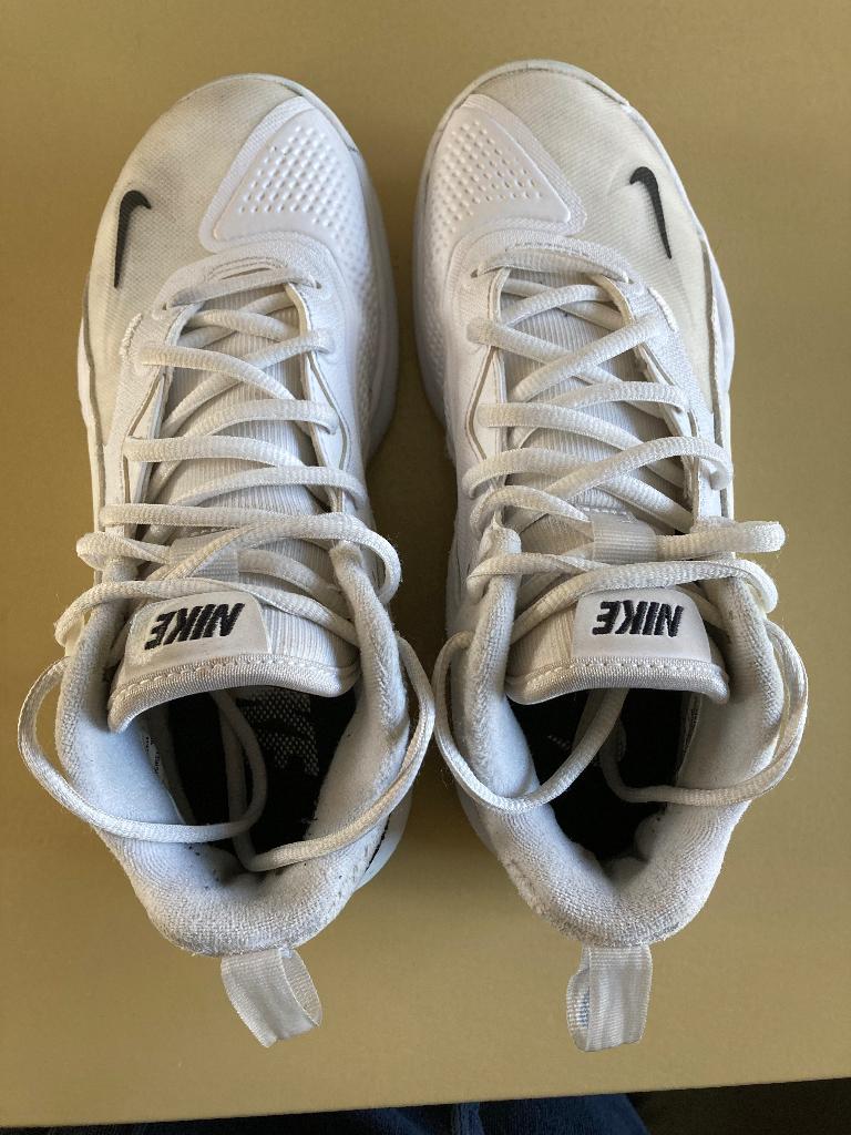 Nike Volleybalschoenen maat 5.5, Sport en Fitness, Volleybal, Ophalen of Verzenden, Zo goed als nieuw, Schoenen