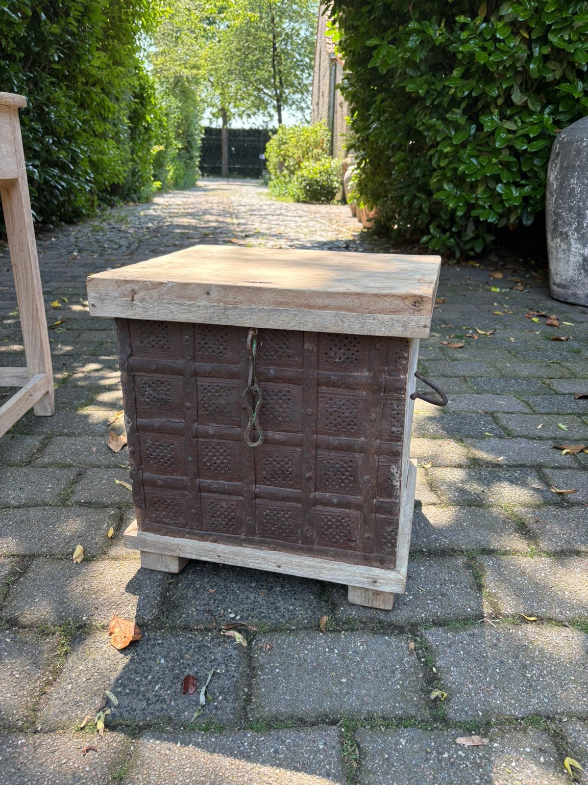 Stoere kist - krukje - nachtkastje uit India, Huis en Inrichting, Woonaccessoires | Kisten, Ophalen, Gebruikt, 50 tot 100 cm, Nvt