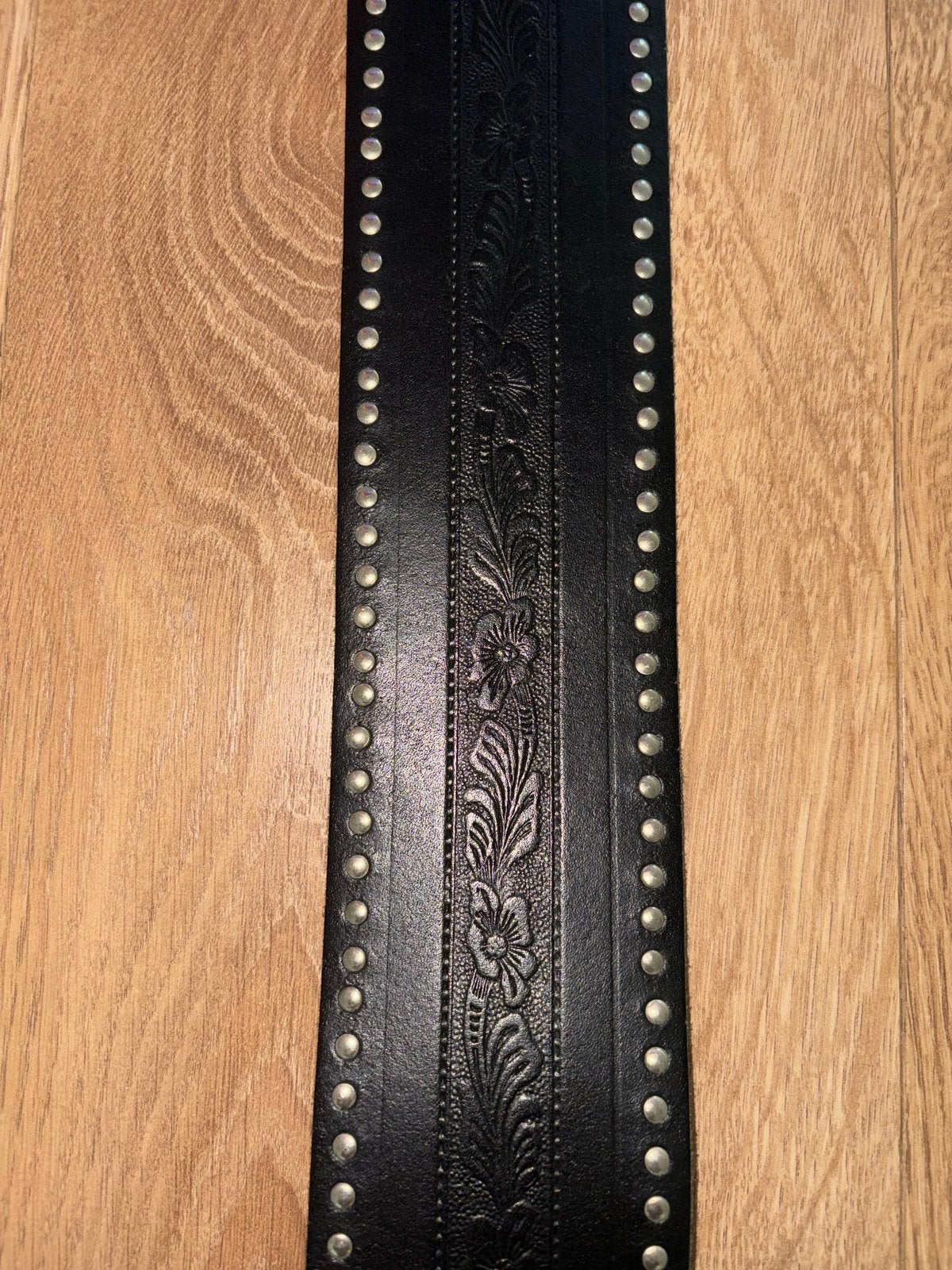 Zwarte Leren Gitaar strap met Studs en Bloemenpatroon, Ophalen of Verzenden, Gebruikt, Overige typen