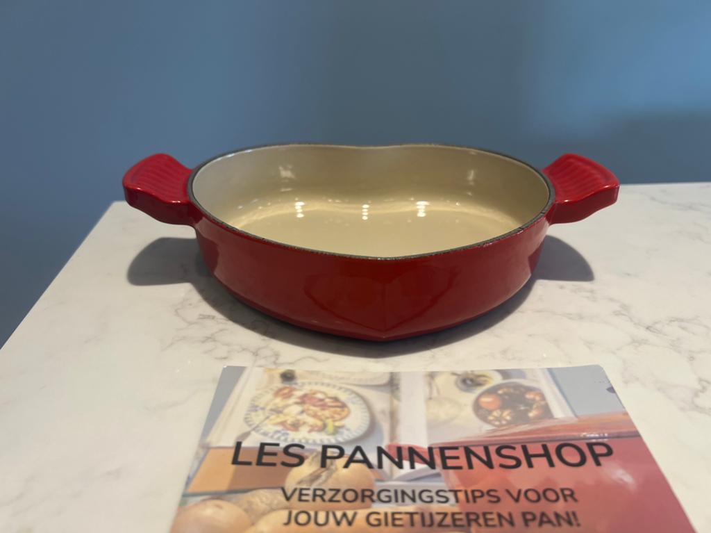 Le Creuset hartjes schaaltje, 20 cm kersenrood, Huis en Inrichting, Keuken | Potten en Pannen, Gietijzer, Ophalen of Verzenden