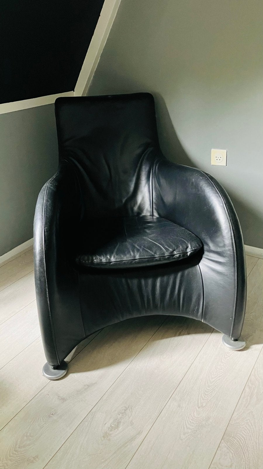 Stijlvolle Zwarte Design Stoel - Comfortabel en Modern, Huis en Inrichting, Fauteuils, Ophalen, Gebruikt, 50 tot 75 cm, Leer