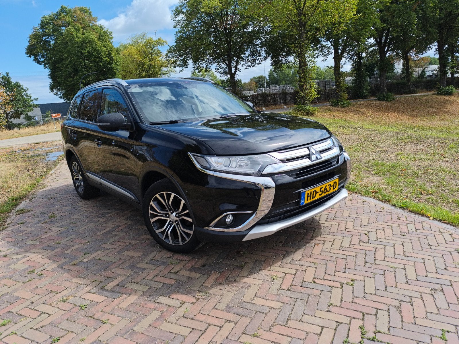 Mitsubishi Outlander 2.0 MPI 2WD CVT 2015 Zwart, Auto's, Outlander, Zwart, 4 cilinders, Leder en Stof
