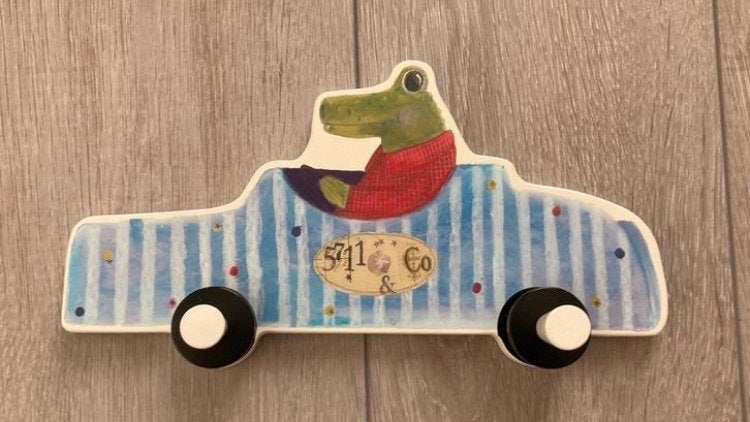 IKEA Houten Kinderkapstok Krokodil in Auto- nieuw, Ophalen of Verzenden, Zo goed als nieuw, Kapstokje, Meerkleurig