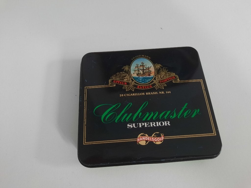 sigarendoosje 8,5 cm  x 9 cm ongeveer 1,6 cm hoog, Verzamelen, Ophalen of Verzenden, Zo goed als nieuw, Tabaksdoos of Verpakking