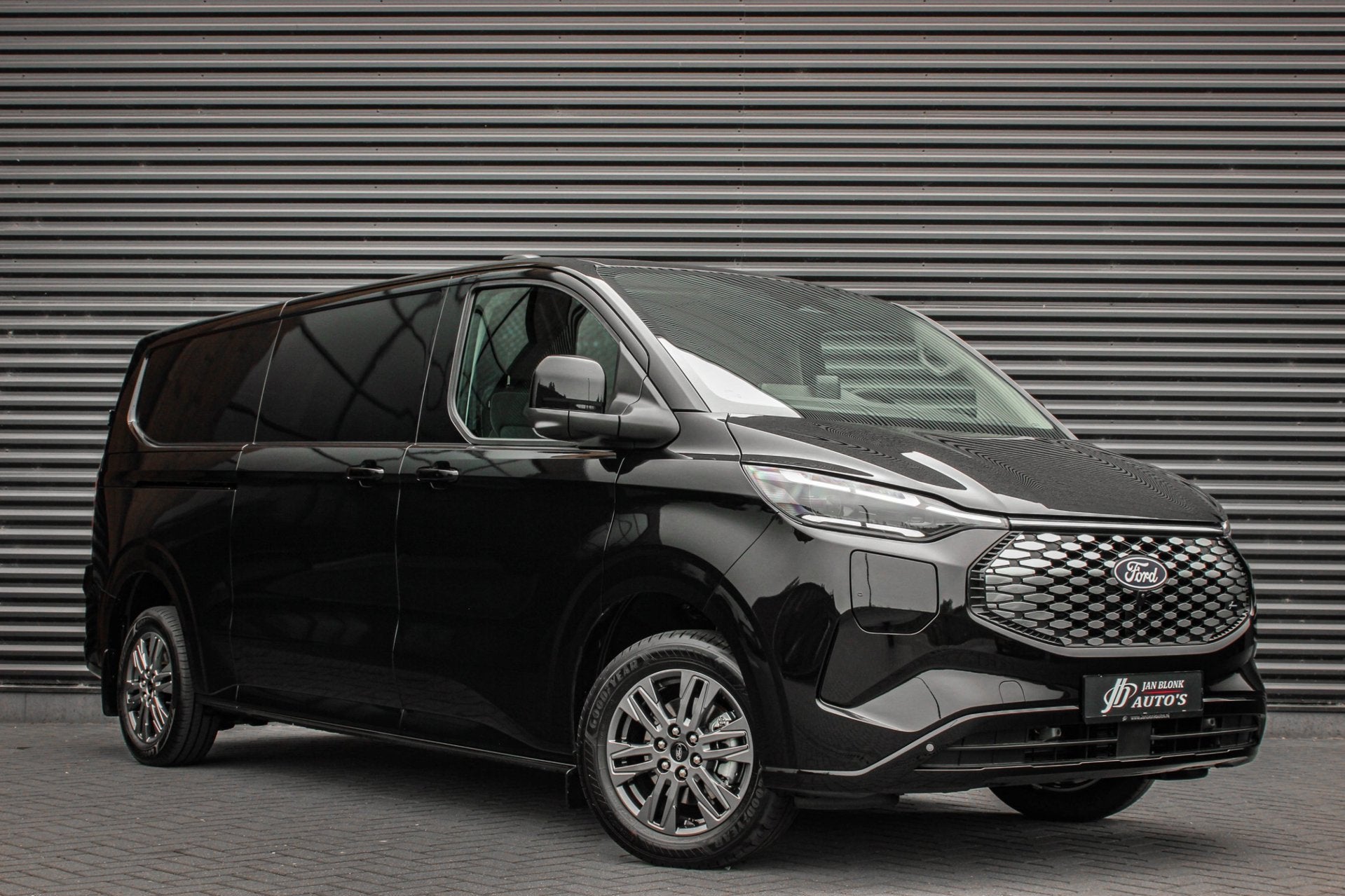 Ford E-Transit Cust. 340 L2H1 Limited 71kWh 218PK / 360 CAME, Auto's, Automaat, Zwart, Zwart, Nieuw