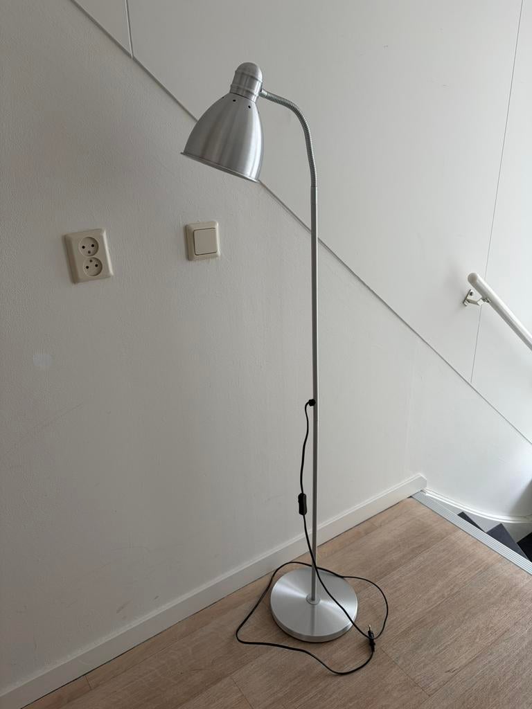 IKEA - Lersta vloerlamp aluminium/chroom incl lichtbron, Ophalen, Zo goed als nieuw, 100 tot 150 cm