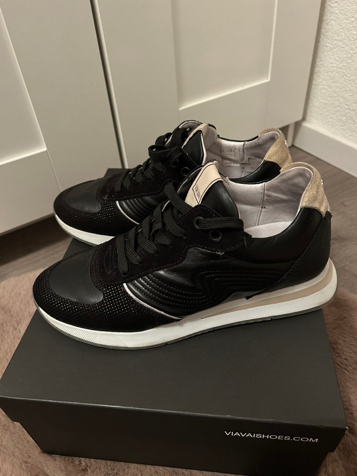Nieuwstaat via vai zwarte schoenen maat 38, Ophalen of Verzenden, Zo goed als nieuw, Zwart, Sneakers of Gympen