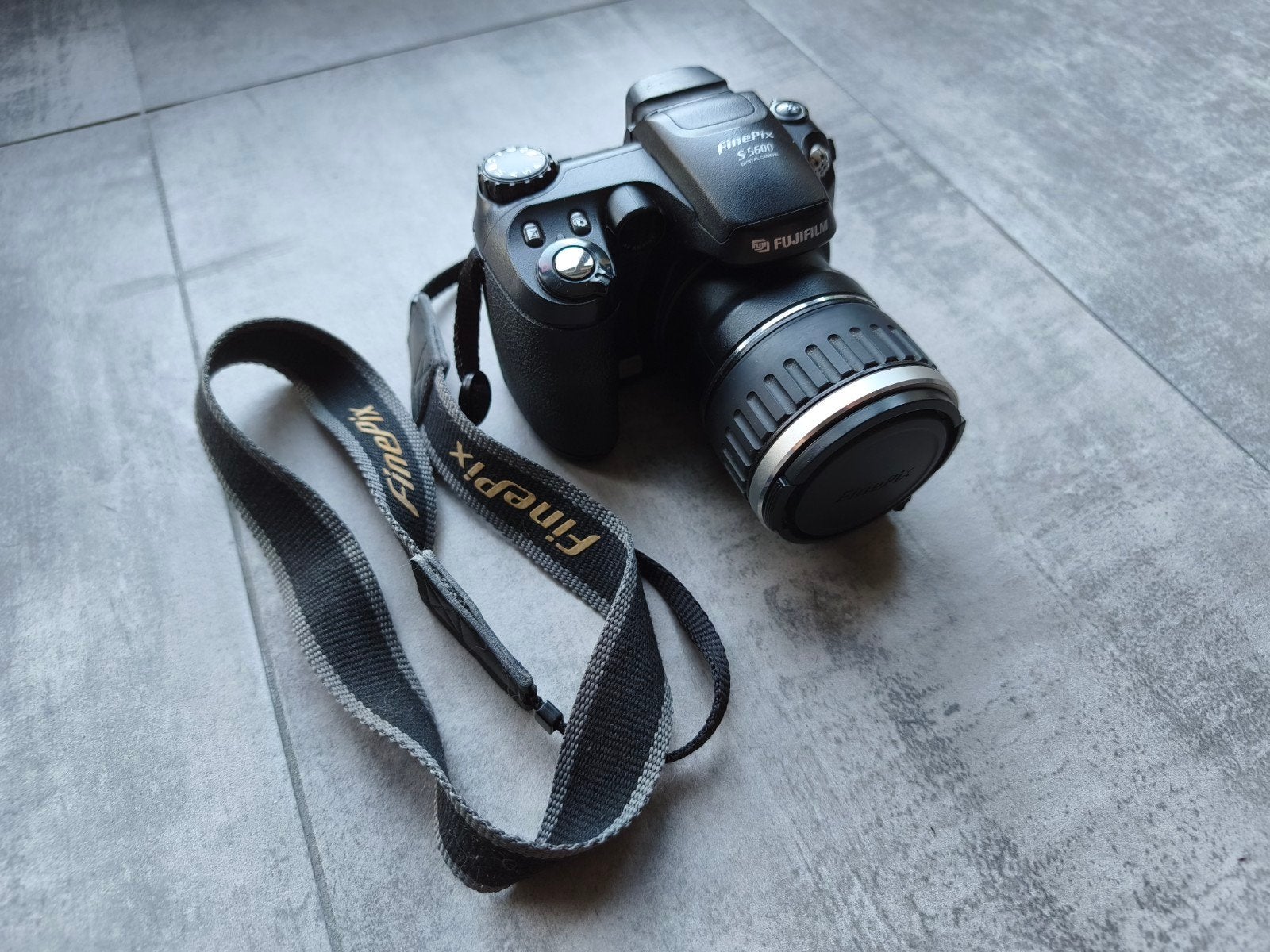 Fujifilm finepix S5600 digitale camera (werkend), Audio, Tv en Foto, Fotocamera's Digitaal, Ophalen of Verzenden, Zo goed als nieuw