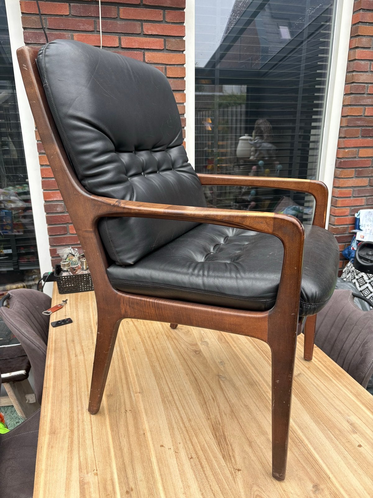 Vintage Teak Fauteuil Deens met Zwart Lederen Bekleding, Antiek en Kunst, Ophalen