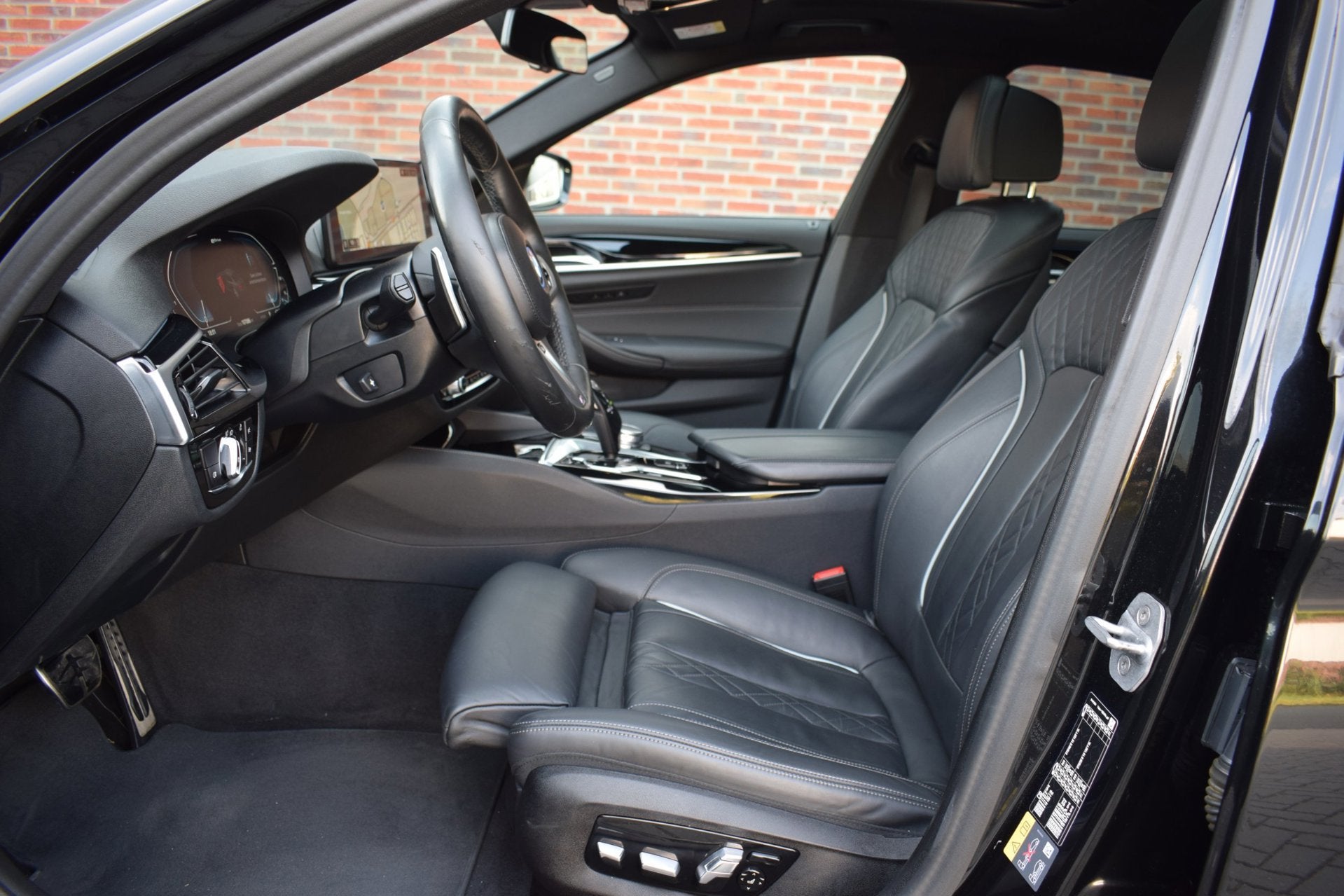 BMW 5-serie 530e M-SPORT ORG.NED / SCHUIFDAK / CAMERA / LEER, 1998 cc, Achterwielaandrijving, Gebruikt, 4 cilinders