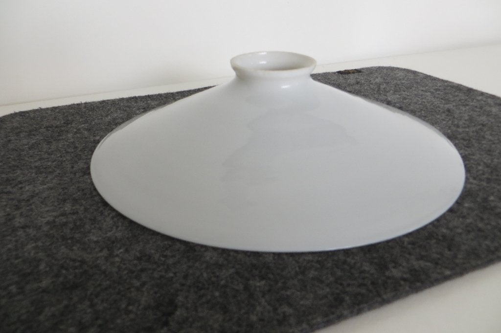 Antiek lampenkapje van wit melkglas.  25 Cm doorsnee/ 6 cm h, Ophalen of Verzenden