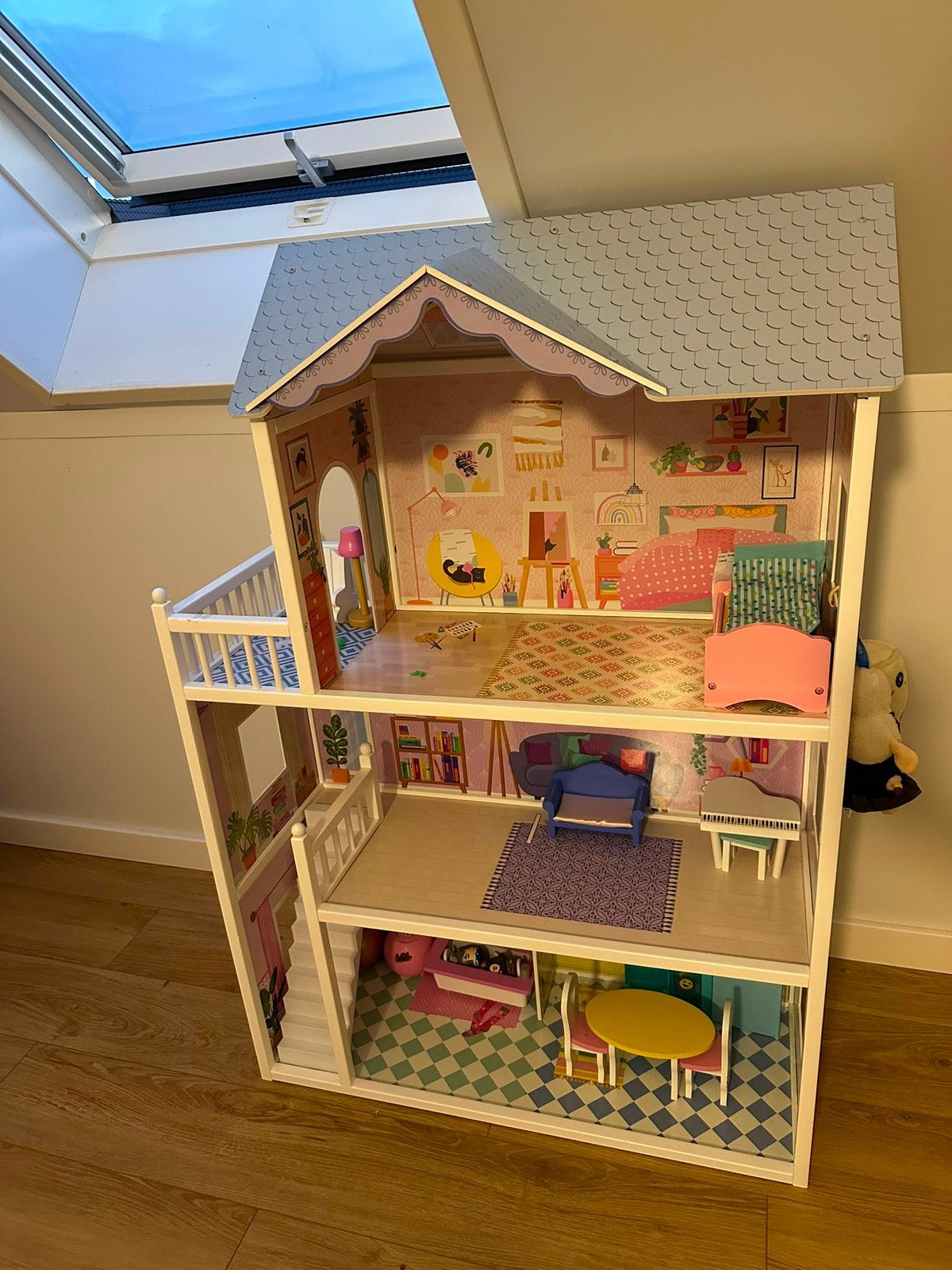 Houten poppenhuis met meubels, Ophalen, Zo goed als nieuw, Poppenhuis