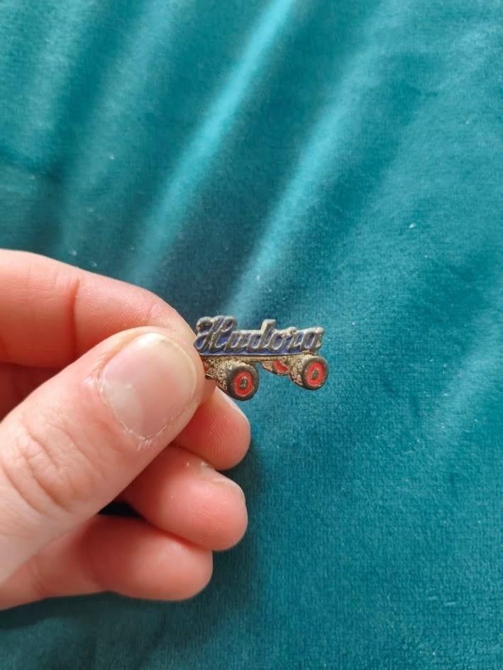 Hudora broche, Ophalen of Verzenden, Gebruikt, Overige onderwerpen, Speldje of Pin