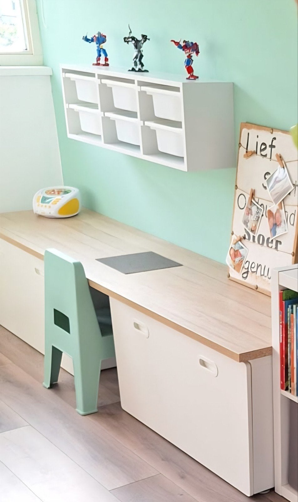 IKEA Småstad bureau / speeltafel met opbergruimte en wandkas, Ophalen, Gebruikt, Tafel(s)
