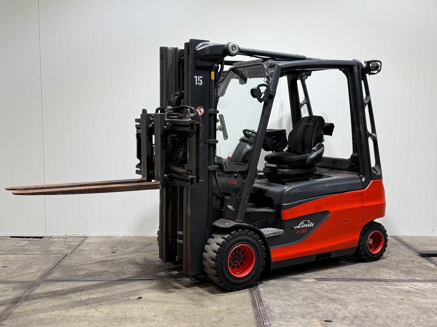Linde E30 NIEUWE ACCU Vorkenversteller Triplex Freelift Side, Zakelijke goederen, Machines en Bouw | Heftrucks en Intern transport