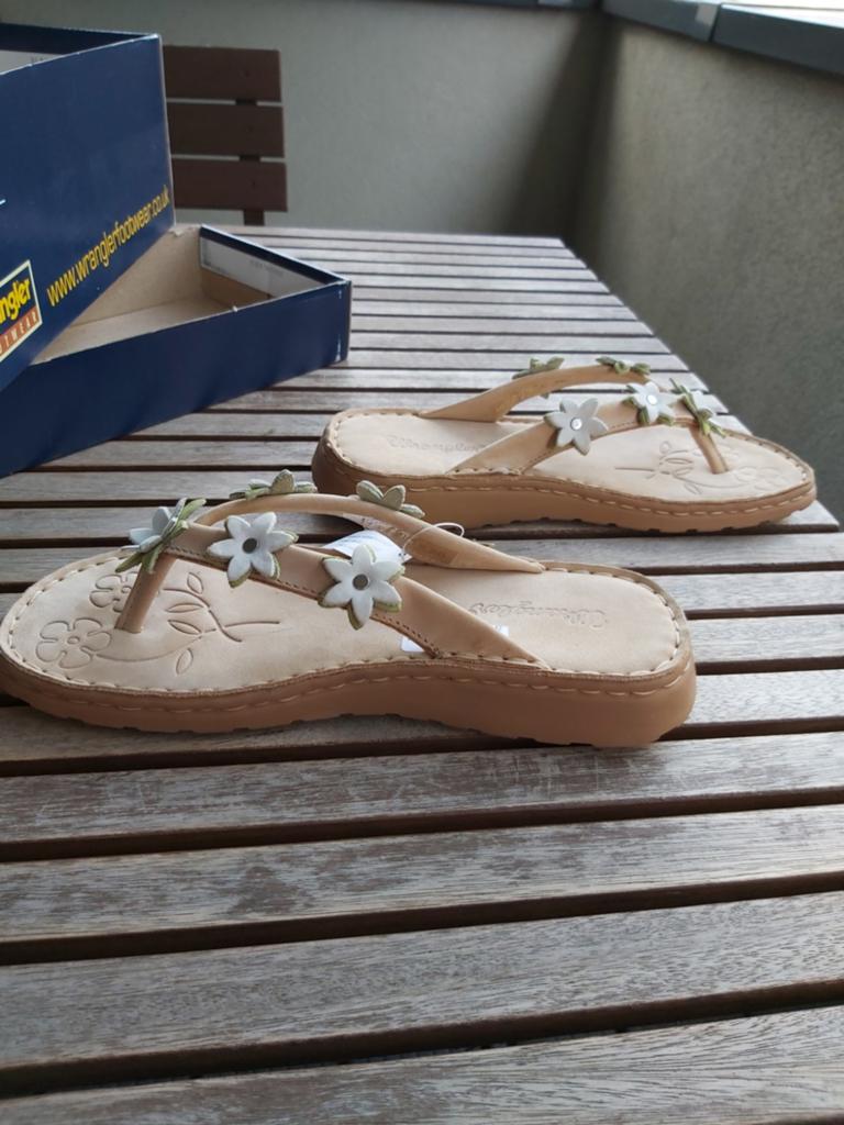 Wrangler slippers met bloemen - Maat 36 nieuw, Beige, Nieuw, Wrangler, Ophalen