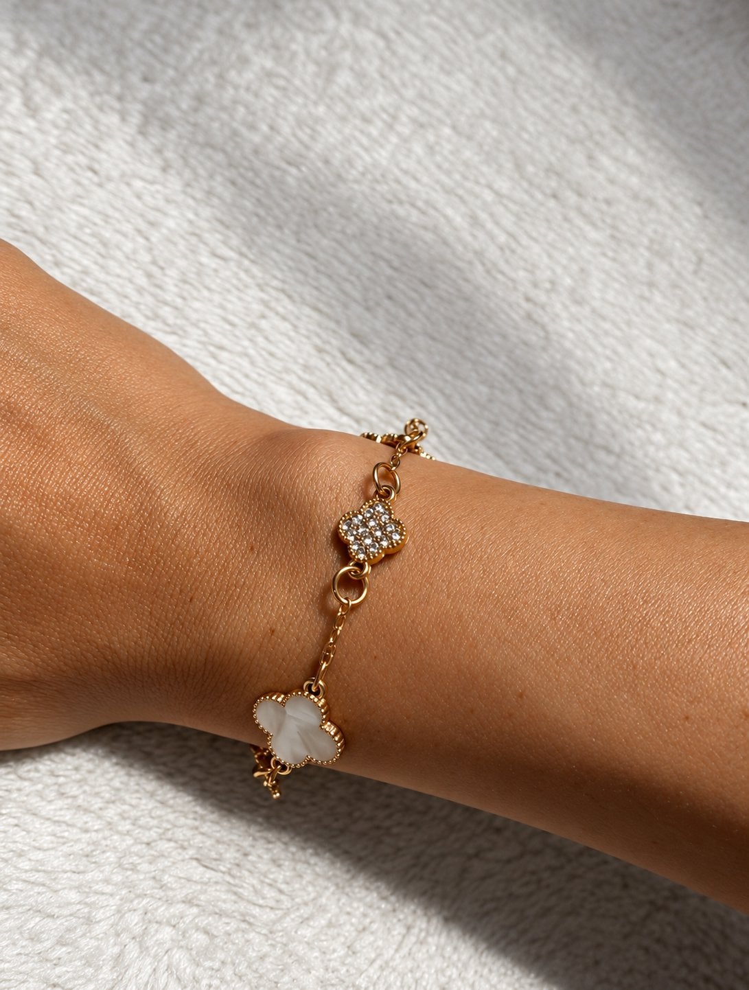 Elegant Cleef Armband met Strass en Parelmoer Details, Overige materialen, Nieuw, Ophalen of Verzenden, Goud