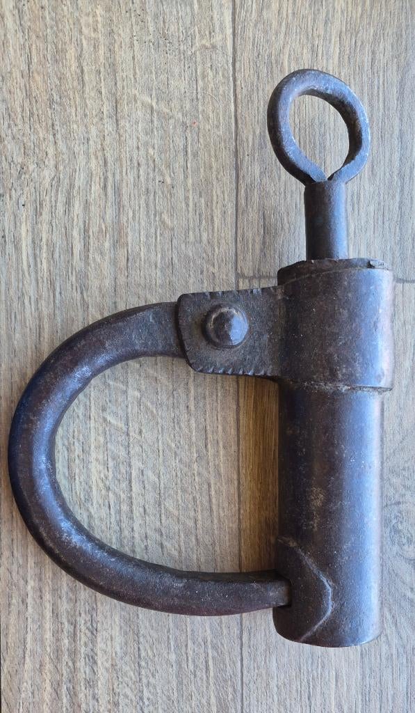 Antieke hangslot, Ophalen