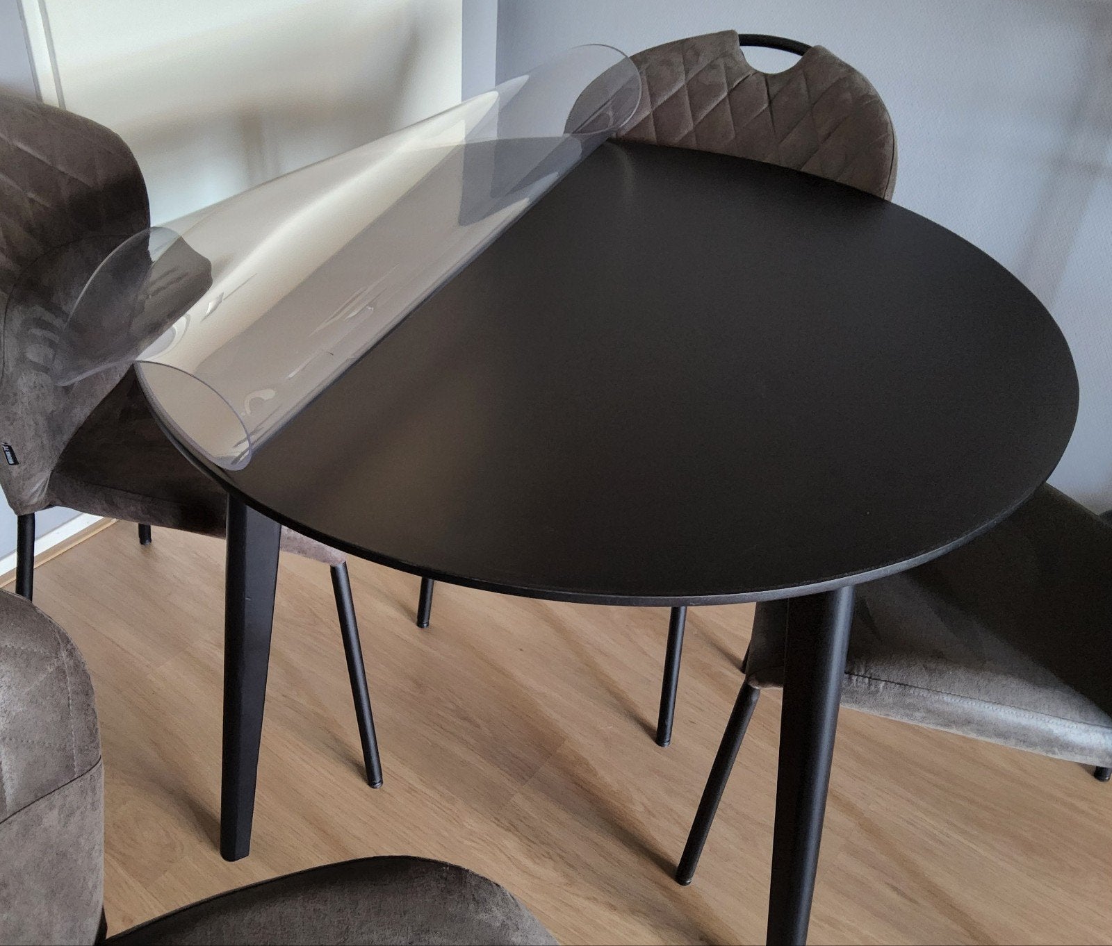 Ronde zwarte tafel van Ikea, diameter 105 cm, Huis en Inrichting, Tafels | Eettafels, Ophalen, 100 tot 150 cm, Rond, Zo goed als nieuw