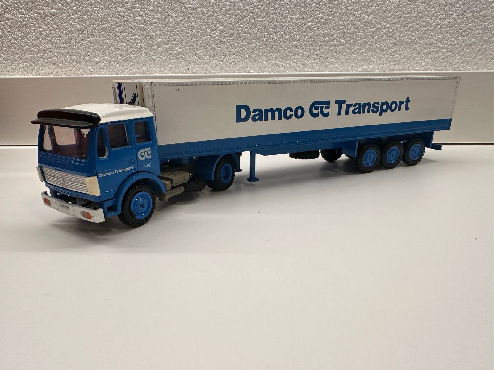 NZG Mercedes Damco Transport vrachtwagen met oplegger, Hobby en Vrije tijd, Modelauto's | 1:50, Ophalen of Verzenden, Zo goed als nieuw
