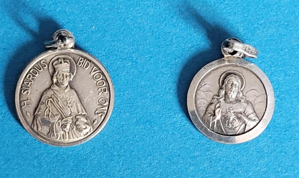 2 vintage devotiehangertjes, Verzamelen, Ophalen of Verzenden, Gebruikt, Sieraad, Christendom | Katholiek