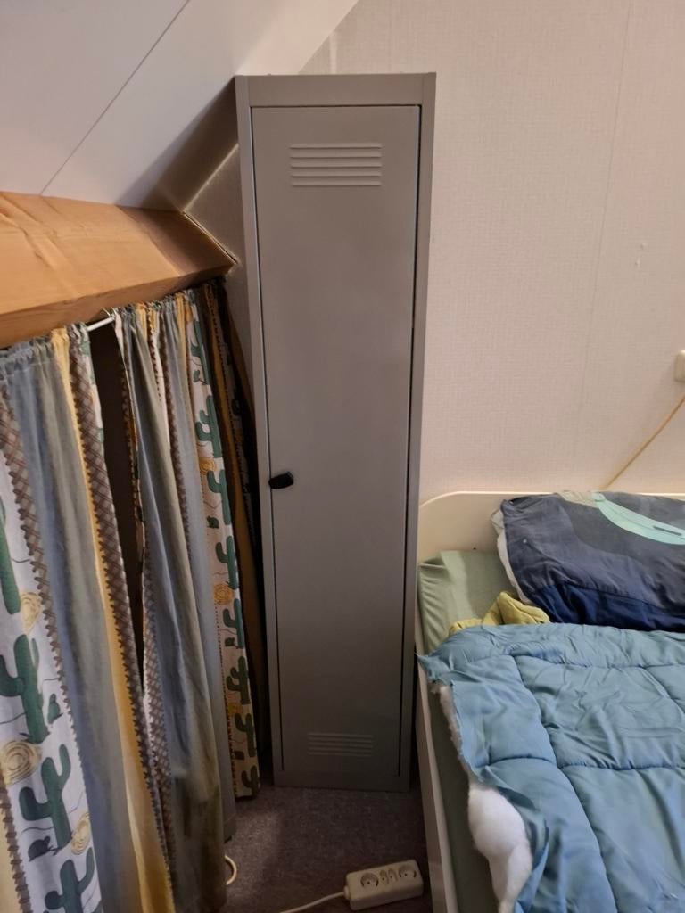 Smalle metalen locker met planken, Ophalen, Gebruikt, Industrieel, Modern