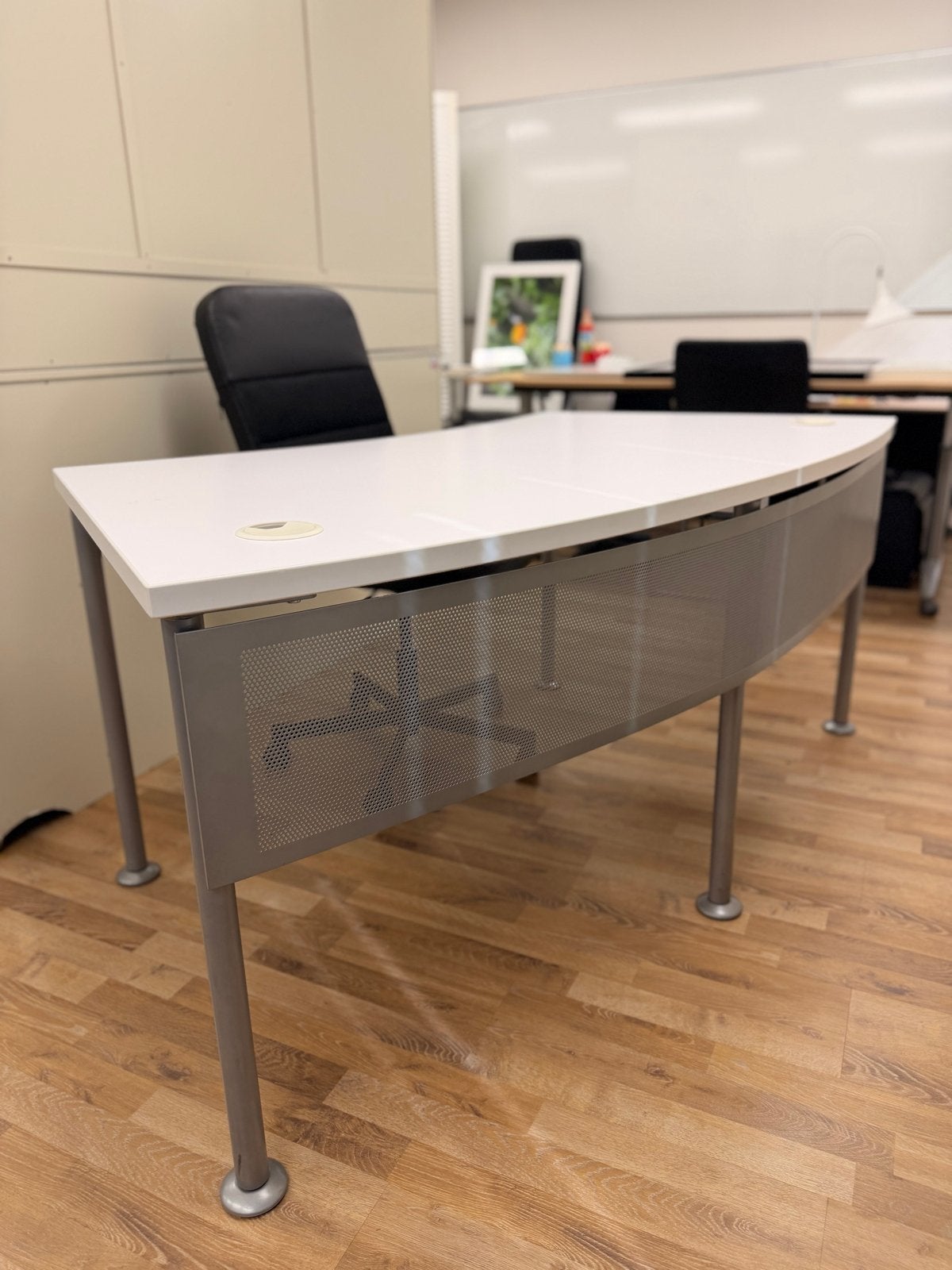 Wit bureau met ronding en zwarte IKEA stoel, Huis en Inrichting, Bureaus, Ophalen, Gebruikt, IKEA, Wit