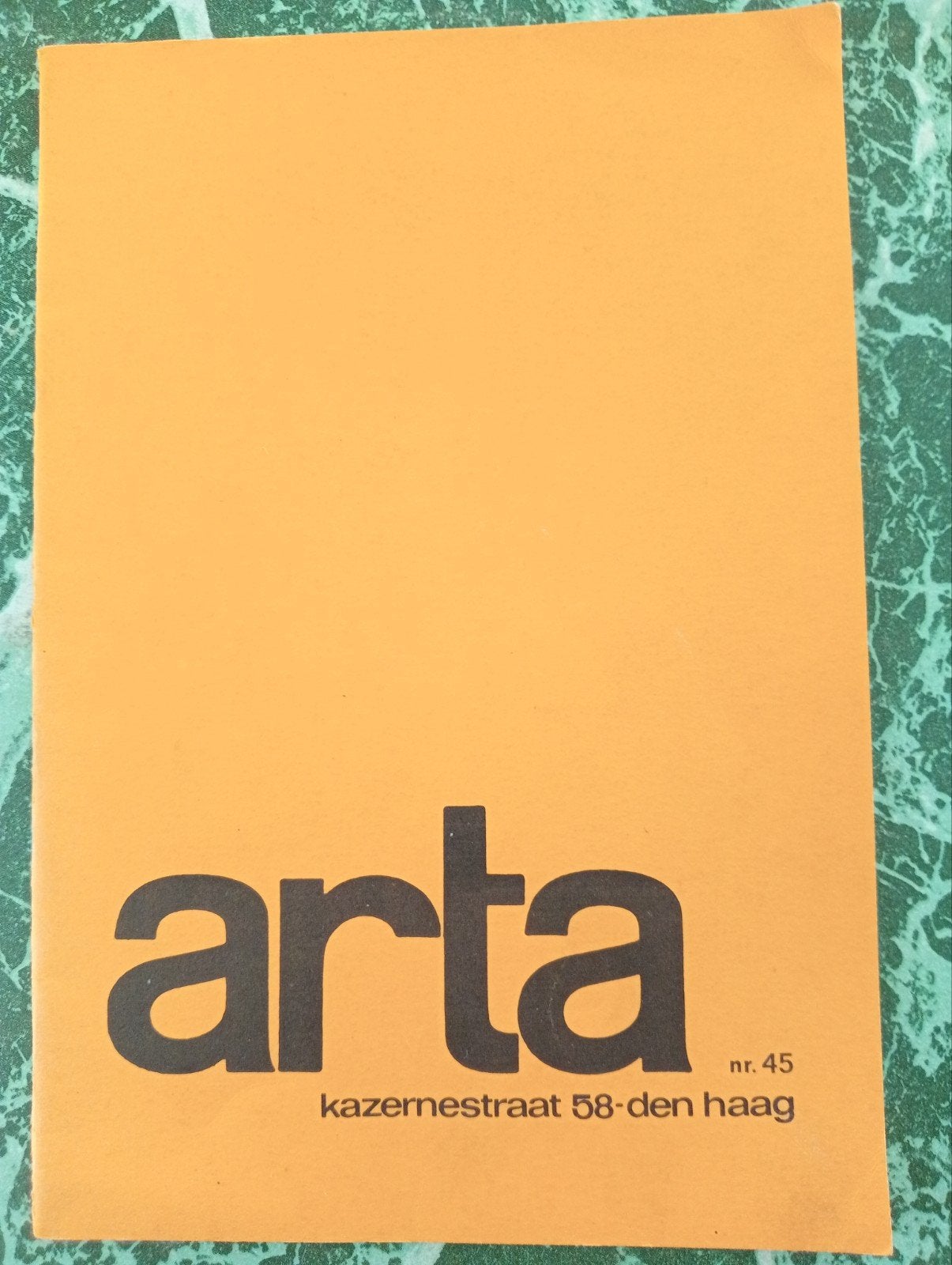 Arta nr. 45 - Catalog met kunstwerken en kunstenaars, Ophalen of Verzenden, Gelezen, Overige onderwerpen, Diverse kunstenaars