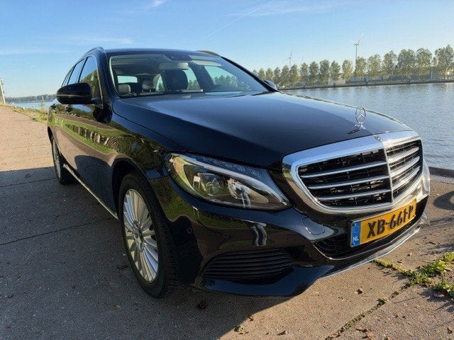 In nieuwstaat: Mercedes-Benz C-Klasse C180 Automaat, Automaat, Achterwielaandrijving, 1800 kg, Zwart