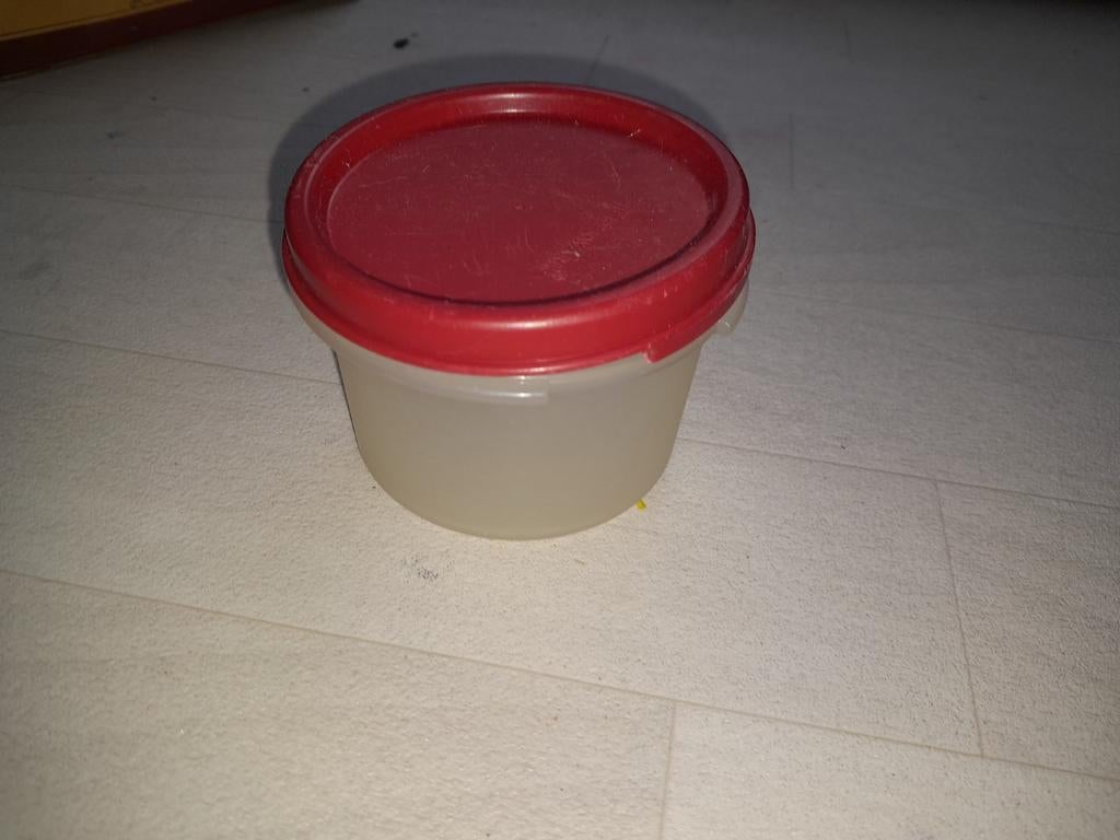 Klein tupperware bakje met rode deksel, Ophalen of Verzenden, Zo goed als nieuw, Rood, Bak of Kom