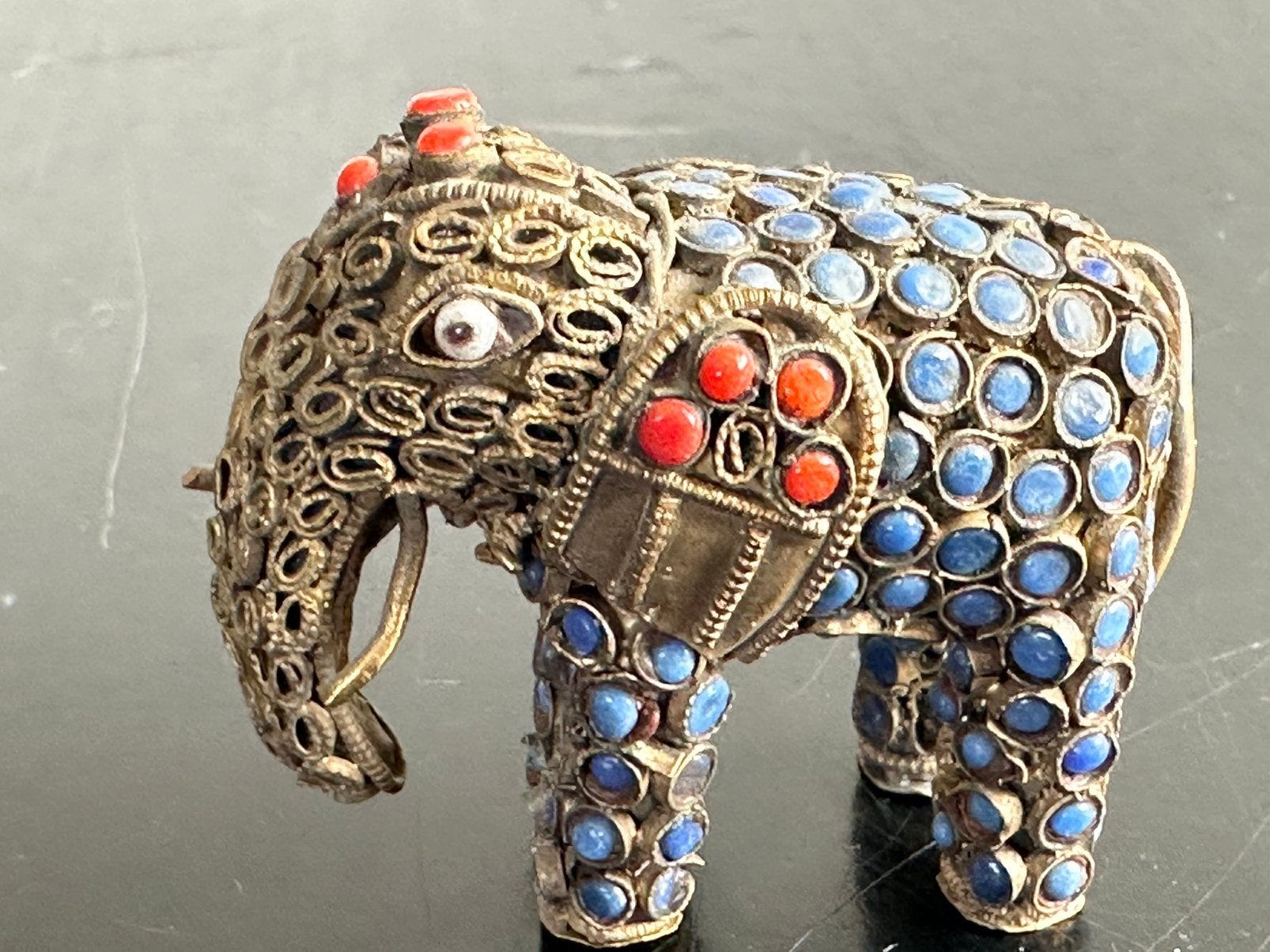 Oud Tibetaans olifant Beeldje met edelsteentjes 5/4.5 cm H, Ophalen of Verzenden