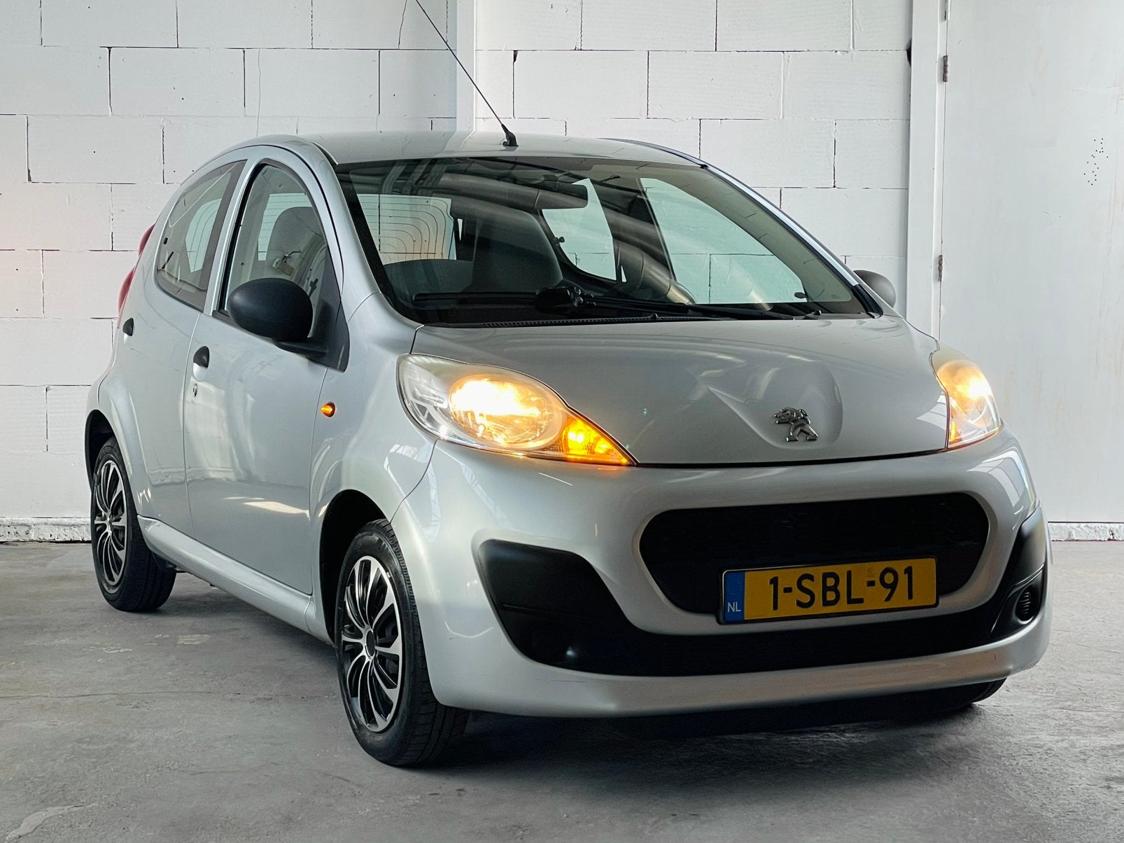 Peugeot 107 1.0 5DRS • NAP • AIRCO • NW APK • 2013 • ZILVER, Auto's, Peugeot, Voorwielaandrijving, 4 stoelen, Origineel Nederlands