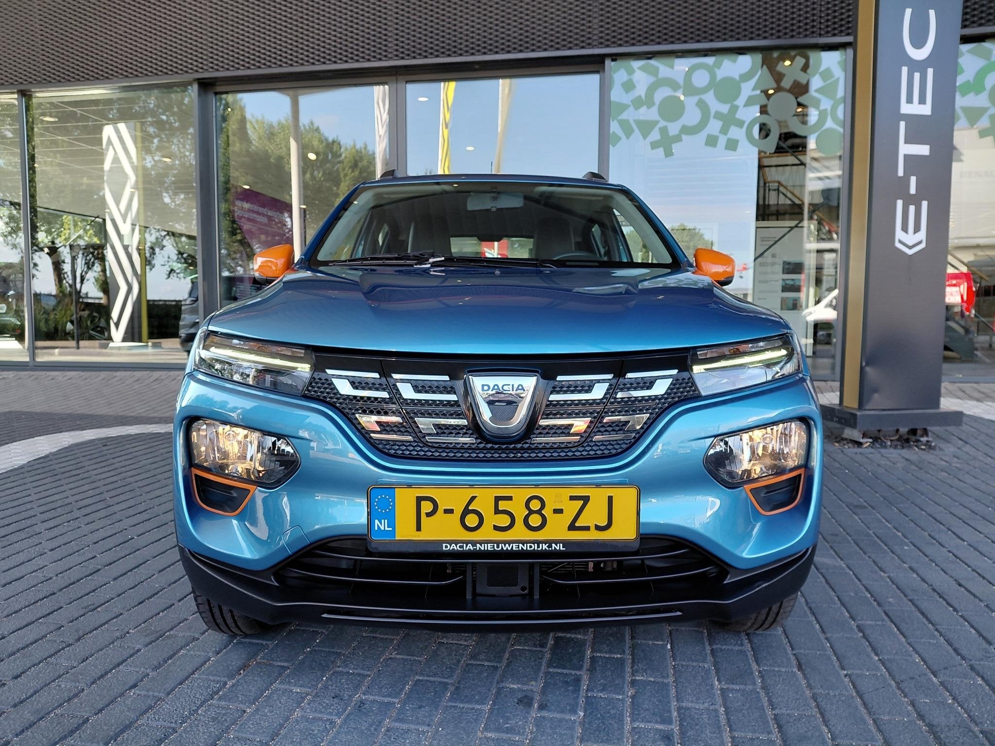 Dacia Spring Comfort Plus 27 kWh AUTOMAAT | LEER | NAVI | CA, Auto's, Gebruikt, Zwart, 38 min, Leder en Stof