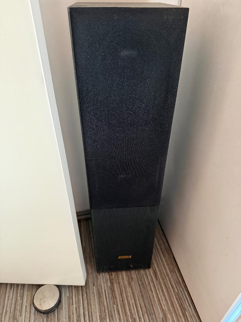 Luidspreker Koda hoog model, Zo goed als nieuw, 60 tot 120 watt, Front, Rear of Stereo speakers, Ophalen