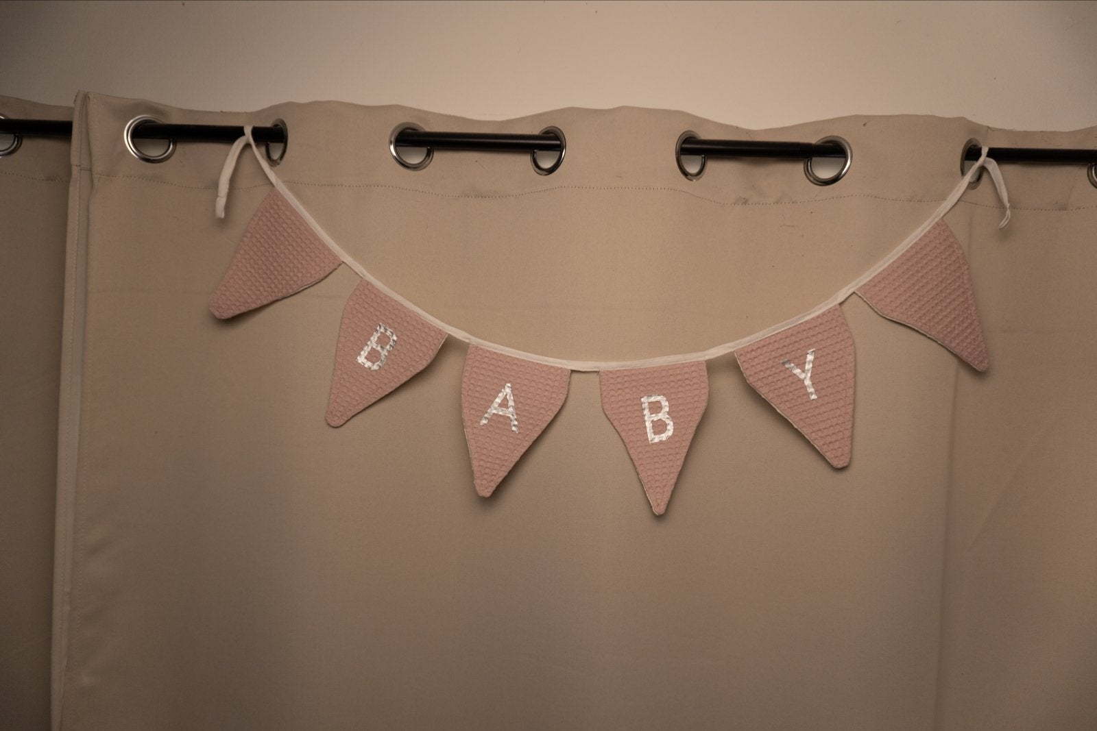 Roze 'BABY' slinger - Ideaal kraamcadeau of decoratie, Ophalen of Verzenden, Zo goed als nieuw, Kraamcadeau