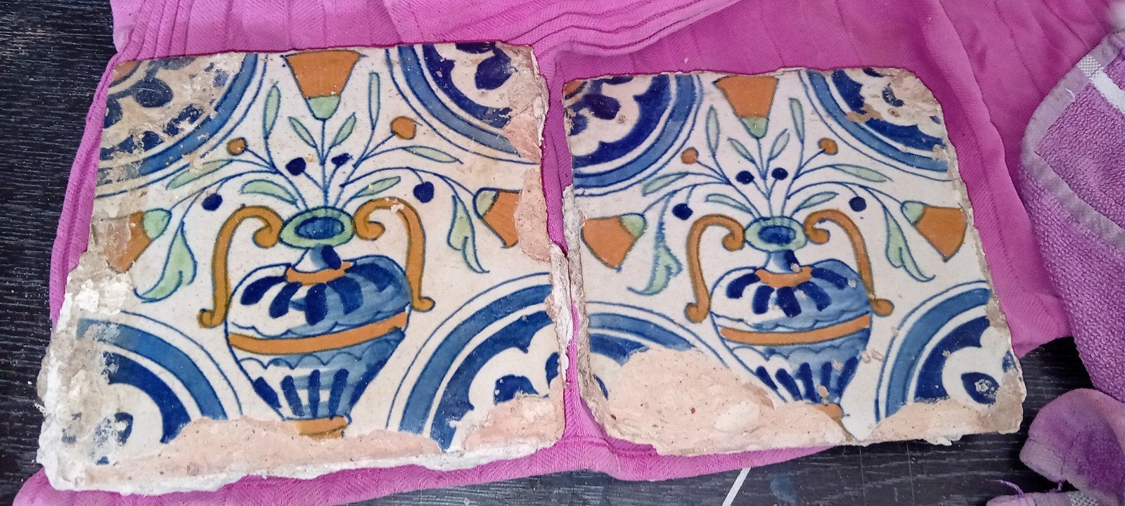 2 antieke polychroom 17e eeuwse tegels.Bloem Beschadigd, Antiek en Kunst, Antiek | Wandborden en Tegels, Ophalen of Verzenden