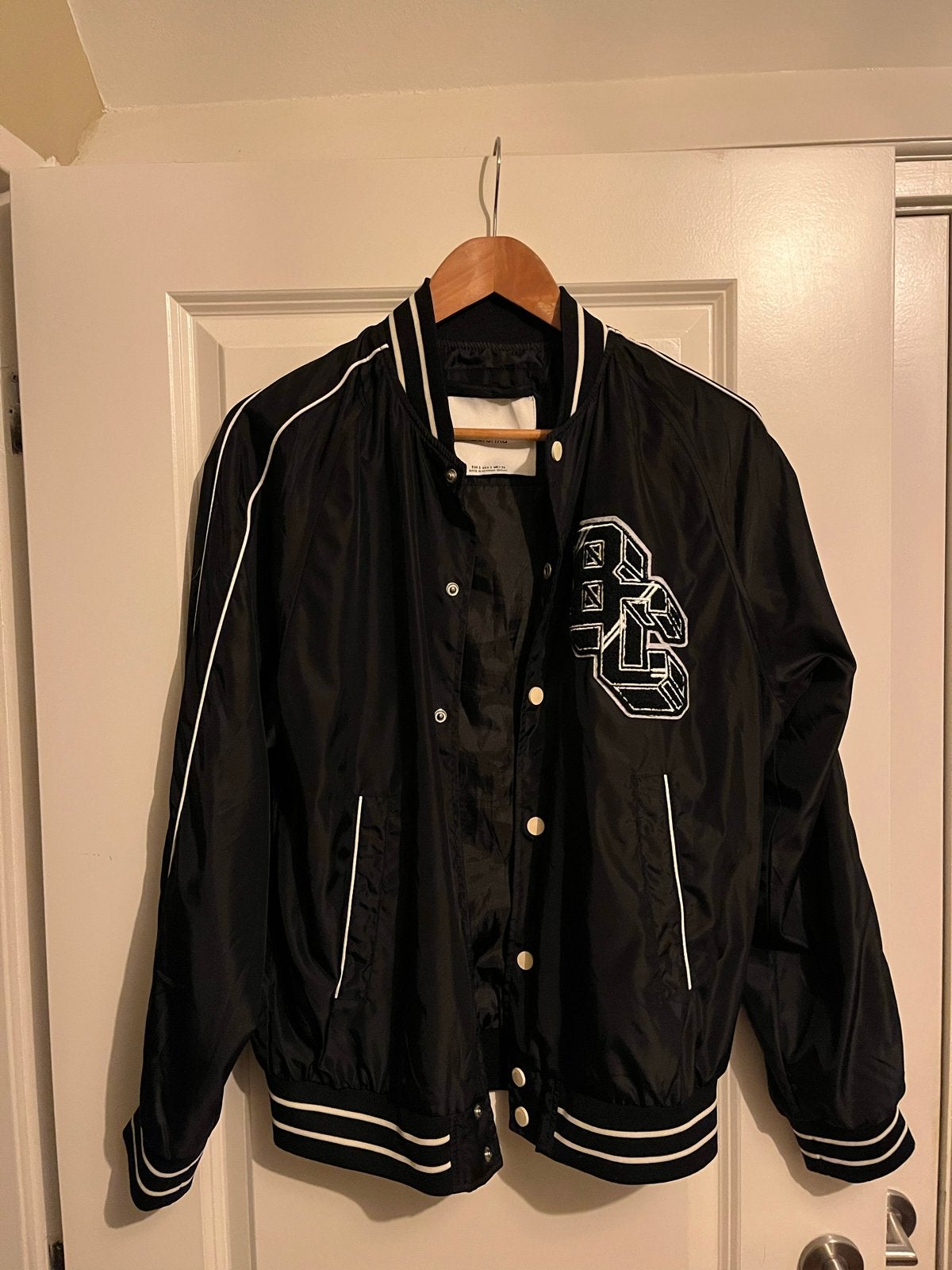 Bershka Bomberjack Zwart met Witte Details Maat S, Ophalen of Verzenden, Zo goed als nieuw, Maat 36 (S), Zwart